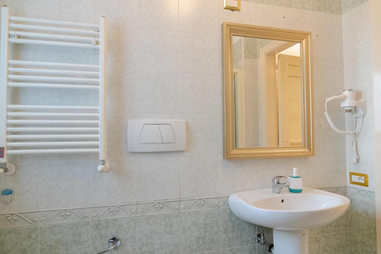 Stazione Centrale Bari Suppa G & C Italia Hotel ภายนอก รูปภาพ